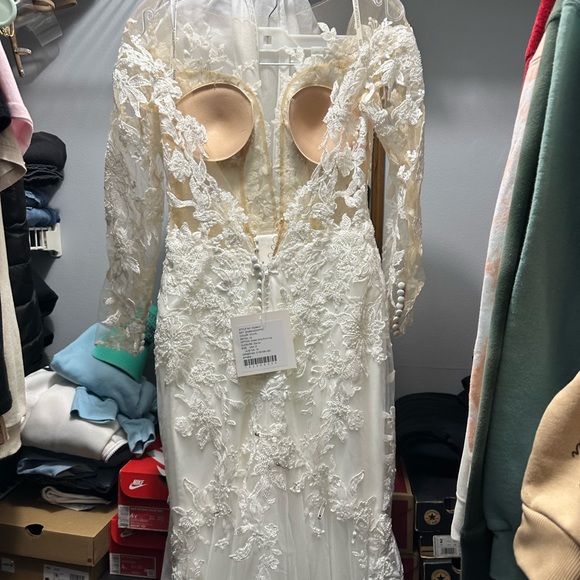 Beautiful Essence of Australia wedding dress - Picture 8 of 10